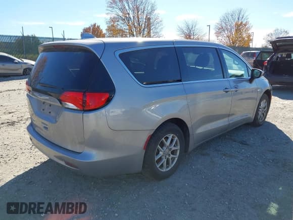 ✅ 2017 Chrysler Pacifica Touring • VIN: 2C4RC1DG0HR663808 • Lot: 43579711. Listed on IAAI with 57,681 mi. Free auction sales archive from the USA and detailed vehicle history report at DreamBid. Image 4.