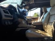 ✅ 2023 Chevrolet Suburban Premier • VIN: 1GNSKFKD1PR187056 • Lot: 70355585. Wystawiony na Copart z przebiegiem Nie podano. Bezpłatny archiwum sprzedaży aukcyjnych z USA i szczegółowy raport historii pojazdu na DreamBid. Zdjęcie 7.