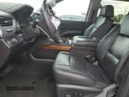 ✅ 2018 Chevrolet Suburban Premier • VIN: 1GNSCJKCXJR216018 • Lot: 70625235. Wystawiony na Copart z przebiegiem 237 386 mil. Bezpłatny archiwum sprzedaży aukcyjnych z USA i szczegółowy raport historii pojazdu na DreamBid. Zdjęcie 7.