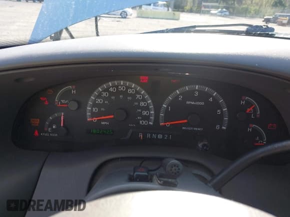 ✅ 2002 Ford Expedition XLT • VIN: 1FMRU15W02LA19286 • Lot: 42003630. Wystawiony na IAAI z przebiegiem 180 242 mil. Bezpłatny archiwum sprzedaży aukcyjnych z USA i szczegółowy raport historii pojazdu na DreamBid. Zdjęcie 7.