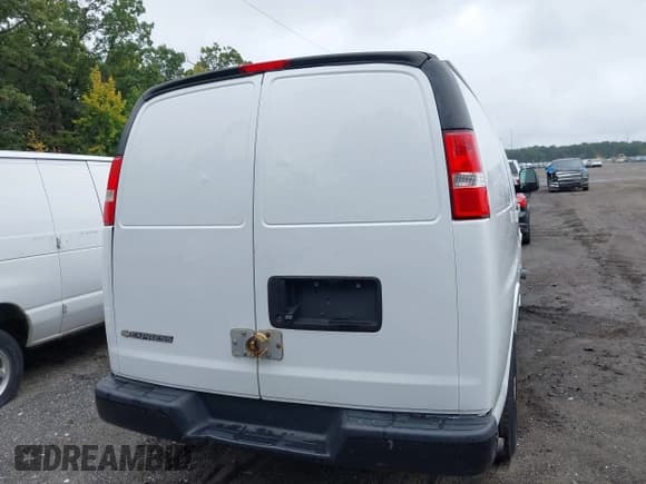✅ 2017 Chevrolet Express Cargo • VIN: 1GCWGAFFXH1342794 • Lot: 43175165. Wystawiony na IAAI z przebiegiem 126 077 mil. Bezpłatny archiwum sprzedaży aukcyjnych z USA i szczegółowy raport historii pojazdu na DreamBid. Zdjęcie 16.