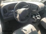 ✅ 2006 Ford Econoline Cargo • VIN: 1FTNE24WX6HB38415 • Lot: 68597985. Wystawiony na Copart z przebiegiem 238 167 mil. Bezpłatny archiwum sprzedaży aukcyjnych z USA i szczegółowy raport historii pojazdu na DreamBid. Zdjęcie 8.