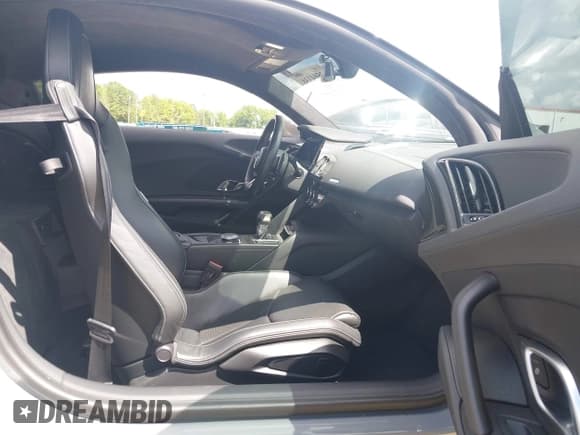 ✅ 2018 Audi R8 V10 plus • VIN: WUAKBAFX9J7900159 • Lot: 42504338. Wystawiony na IAAI z przebiegiem 20 171 mil. Bezpłatny archiwum sprzedaży aukcyjnych z USA i szczegółowy raport historii pojazdu na DreamBid. Zdjęcie 5.