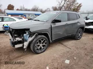 ✅ 2024 Jeep Compass Latitude • VIN: 3C4NJDBN9RT604147 • Lot: 93707375. Wystawiony na Copart z przebiegiem 44 180 mil. Bezpłatny archiwum sprzedaży aukcyjnych z USA i szczegółowy raport historii pojazdu na DreamBid. Zdjęcie 1.