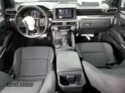 ✅ 2025 Toyota Tacoma SR5 • VIN: 3TMLB5JN9SM125531 • Лот: 86140655. Опубликован ранее на Copart с пробегом 6 018 миль. Бесплатный доступ к архиву аукционных продаж из США и подробный отчёт об истории автомобиля на DreamBid. Изображение 8.