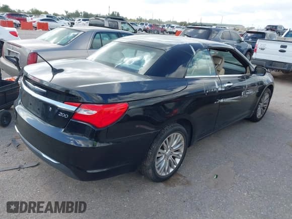 ✅ 2014 Chrysler 200 Limited • VIN: 1C3BCBFG3EN138033 • Lot: 40955526. Wystawiony na IAAI z przebiegiem 54 656 mil. Bezpłatny archiwum sprzedaży aukcyjnych z USA i szczegółowy raport historii pojazdu na DreamBid. Zdjęcie 4.