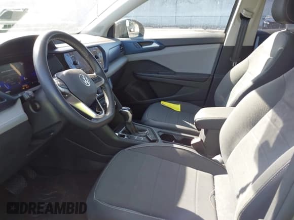 ✅ 2024 Volkswagen Taos SE • VIN: 3VVEX7B20RM026036 • Lot: 43571592. Wystawiony na IAAI z przebiegiem 39 023 mil. Bezpłatny archiwum sprzedaży aukcyjnych z USA i szczegółowy raport historii pojazdu na DreamBid. Zdjęcie 17.