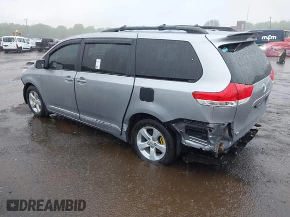 ✅ 2011 Toyota Sienna LE AAS • VIN: 5TDKK3DC7BS165746 • Лот: 42264841. Опубликован ранее на IAAI с пробегом 173 236 миль. Бесплатный доступ к архиву аукционных продаж из США и подробный отчёт об истории автомобиля на DreamBid. Изображение 3.