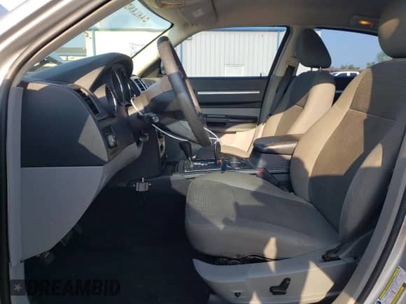 2010 Dodge Charger SXT z VIN 2B3CA3CV5AH311635, wystawiony jako Copart lot #60591954 z przebiegiem 82 301 mil mil oraz Szkoda całkowita • Salvage title. Historia ofert i sprzedaży dostępna na DreamBid. Obrazek 7.