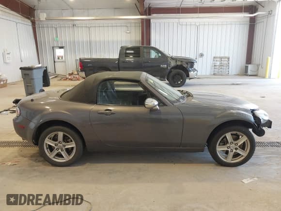 ✅ 2006 Mazda MX-5 Miata Grand Touring • VIN: JM1NC25F460110113 • Lot: 42327604. Wystawiony na IAAI z przebiegiem 202 054 mil. Bezpłatny archiwum sprzedaży aukcyjnych z USA i szczegółowy raport historii pojazdu na DreamBid. Zdjęcie 13.