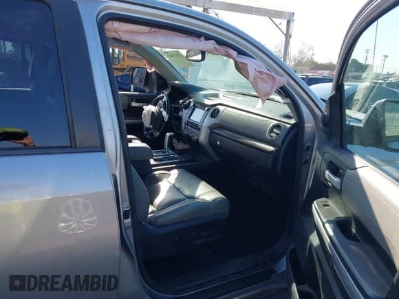 ✅ 2018 Toyota Tundra SR5 • VIN: 5TFFY5F17JX240736 • Lot: 42923841. Wystawiony na IAAI z przebiegiem 160 490 mil. Bezpłatny archiwum sprzedaży aukcyjnych z USA i szczegółowy raport historii pojazdu na DreamBid. Zdjęcie 5.