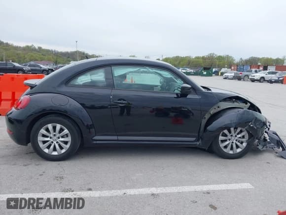 ✅ 2018 Volkswagen Beetle S • VIN: 3VWFD7AT1JM706390 • Lot: 42027033. Wystawiony na IAAI z przebiegiem 24 672 mil. Bezpłatny archiwum sprzedaży aukcyjnych z USA i szczegółowy raport historii pojazdu na DreamBid. Zdjęcie 13.