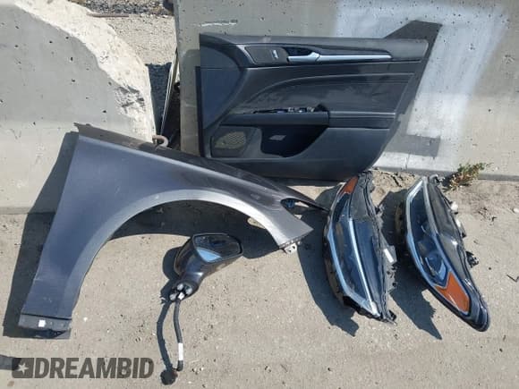 ✅ 2018 Ford Fusion Titanium • VIN: 3FA6P0SU7JR191820 • Lot: 42894692. Listed on IAAI with 40,542 mi. Free auction sales archive from the USA and detailed vehicle history report at DreamBid. Image 12.