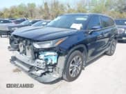 ✅ 2024 Toyota Highlander Hybrid XLE • VIN: 5TDKBRCH9RS607632 • Lot: 41857269. Wystawiony na IAAI z przebiegiem 20 106 mil. Bezpłatny archiwum sprzedaży aukcyjnych z USA i szczegółowy raport historii pojazdu na DreamBid. Zdjęcie 17.