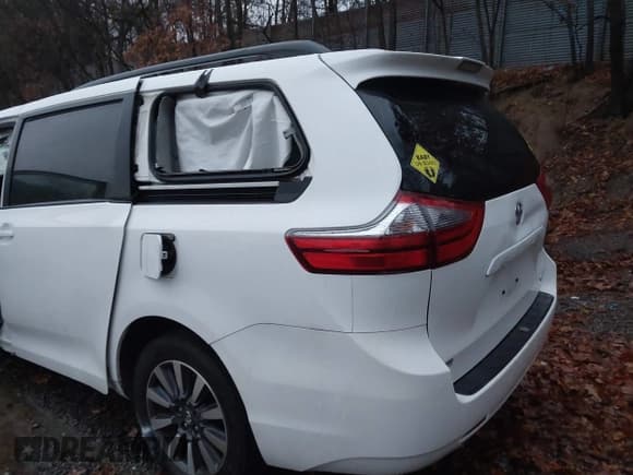 ✅ 2020 Toyota Sienna LE • VIN: 5TDJZ3DC6LS237433 • Lot: 40948475. Listed on IAAI with 108,000 mi. Free auction sales archive from the USA and detailed vehicle history report at DreamBid. Image 12.