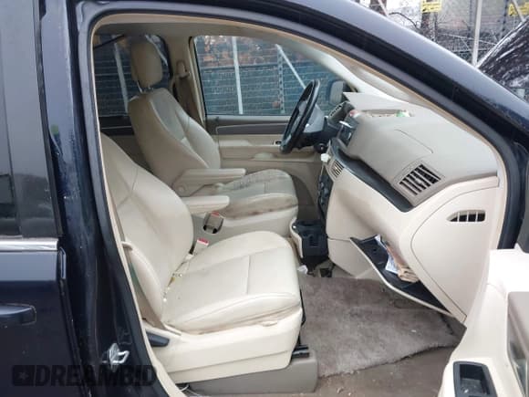 ✅ 2010 Volkswagen Routan SE • VIN: 2V4RW3D15AR280277 • Lot: 43831864. Listed on IAAI with 182,190 mi. Free auction sales archive from the USA and detailed vehicle history report at DreamBid. Image 5.