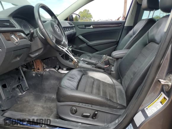 ✅ 2015 Volkswagen Passat SEL Premium • VIN: 1VWCV7A35FC084773 • Lot: 85671705. Wystawiony na Copart z przebiegiem Nie podano. Bezpłatny archiwum sprzedaży aukcyjnych z USA i szczegółowy raport historii pojazdu na DreamBid. Zdjęcie 7.