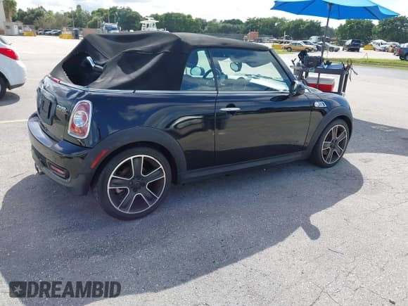 ✅ 2014 MINI Convertible S • VIN: WMWZP3C52ET706109 • Lot: 43559738. Wystawiony na IAAI z przebiegiem 95 699 mil. Bezpłatny archiwum sprzedaży aukcyjnych z USA i szczegółowy raport historii pojazdu na DreamBid. Zdjęcie 4.