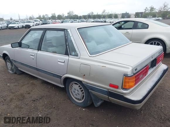 ✅ 1985 Toyota Camry LE • VIN: JT2SV16E9F0351378 • Lot: 42194705. Wystawiony na IAAI z przebiegiem 192 476 mil. Bezpłatny archiwum sprzedaży aukcyjnych z USA i szczegółowy raport historii pojazdu na DreamBid. Zdjęcie 3.