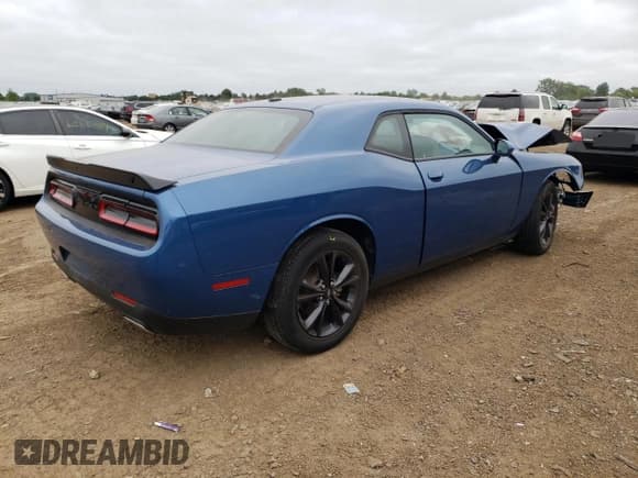 ✅ 2021 Dodge Challenger SXT • VIN: 2C3CDZGG0MH676379 • Lot: 65964614. Wystawiony na Copart z przebiegiem Nie podano. Bezpłatny archiwum sprzedaży aukcyjnych z USA i szczegółowy raport historii pojazdu na DreamBid. Zdjęcie 3.
