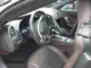 2014 Chevrolet Corvette Z51 3LT z VIN 1G1YM3D70E5400451, wystawiony jako IAAI lot #42990225 z przebiegiem Nie podano mil oraz . Historia ofert i sprzedaży dostępna na DreamBid. Obrazek 5.