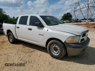 ✅ 2010 Dodge 1500 ST • VIN: 1D7RB1CP8AS155777 • Lot: 55330675. Wystawiony na Copart z przebiegiem 312 061 mil. Bezpłatny archiwum sprzedaży aukcyjnych z USA i szczegółowy raport historii pojazdu na DreamBid. Zdjęcie 4.