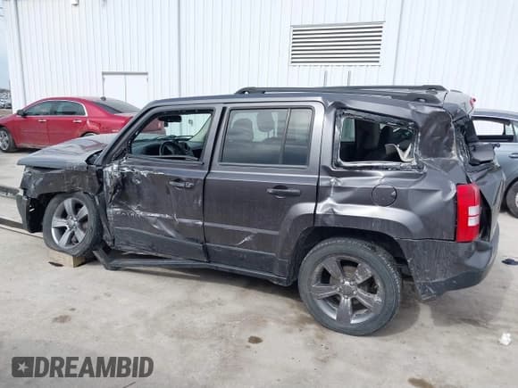 ✅ 2015 Jeep Patriot Latitude • VIN: 1C4NJPFA9FD413645 • Lot: 41633572. Wystawiony na IAAI z przebiegiem 118 766 mil. Bezpłatny archiwum sprzedaży aukcyjnych z USA i szczegółowy raport historii pojazdu na DreamBid. Zdjęcie 15.