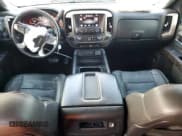 ✅ 2015 GMC Sierra 3500HD Denali • VIN: 1GT424E87FF176566 • Lot: 87201084. Wystawiony na Copart z przebiegiem 141 245 mil. Bezpłatny archiwum sprzedaży aukcyjnych z USA i szczegółowy raport historii pojazdu na DreamBid. Zdjęcie 8.