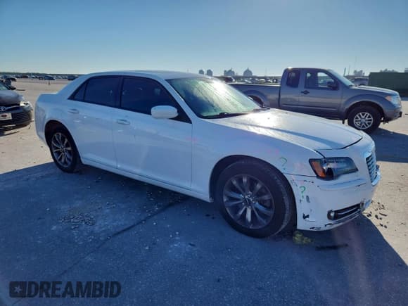 ✅ 2014 Chrysler 300 S • VIN: 2C3CCAGG9EH331485 • Lot: 85658065. Listed on Copart with 144,865 mi. Free auction sales archive from the USA and detailed vehicle history report at DreamBid. Image 4.
