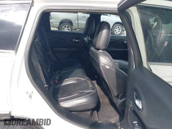 ✅ 2015 Jeep Cherokee Latitude • VIN: 1C4PJMCS4FW627077 • Lot: 43551085. Wystawiony na IAAI z przebiegiem 135 238 mil. Bezpłatny archiwum sprzedaży aukcyjnych z USA i szczegółowy raport historii pojazdu na DreamBid. Zdjęcie 8.