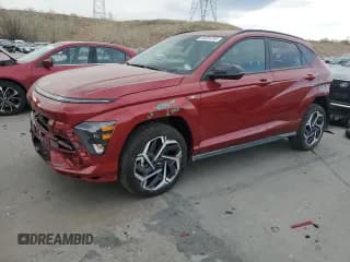 ✅ 2025 Hyundai Kona N Line S • VIN: KM8HBCA33SU207898 • Лот: 50381255. Опубликован ранее на Copart с пробегом 413 миль. Бесплатный доступ к архиву аукционных продаж из США и подробный отчёт об истории автомобиля на DreamBid. Изображение 1.