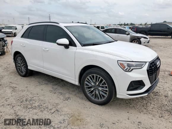 ✅ 2024 Audi Q3 Premium • VIN: WA1AUCF31R1085105 • Lot: 57482305. Wystawiony na Copart z przebiegiem 12 334 mil. Bezpłatny archiwum sprzedaży aukcyjnych z USA i szczegółowy raport historii pojazdu na DreamBid. Zdjęcie 4.