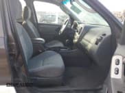 ✅ 2006 Ford Escape XLT • VIN: 1FMYU03106KB66300 • Lot: 43701910. Wystawiony na IAAI z przebiegiem 248 781 mil. Bezpłatny archiwum sprzedaży aukcyjnych z USA i szczegółowy raport historii pojazdu na DreamBid. Zdjęcie 5.