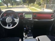 ✅ 2023 Jeep Gladiator Rubicon • VIN: 1C6JJTBG5PL585901 • Lot: 43669074. Wystawiony na IAAI z przebiegiem 14 621 mil. Bezpłatny archiwum sprzedaży aukcyjnych z USA i szczegółowy raport historii pojazdu na DreamBid. Zdjęcie 5.