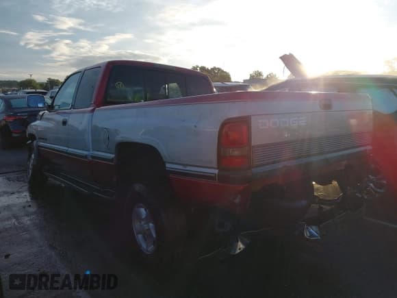 ✅ 1997 Dodge 1500 • VIN: 1B7HF13Y2VJ610914 • Lot: 40249747. Wystawiony na IAAI z przebiegiem 183 576 mil. Bezpłatny archiwum sprzedaży aukcyjnych z USA i szczegółowy raport historii pojazdu na DreamBid. Zdjęcie 3.