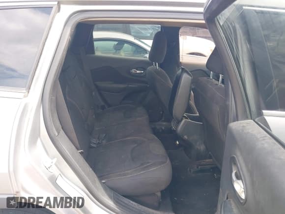 ✅ 2016 Jeep Cherokee Latitude • VIN: 1C4PJLCS5GW287269 • Lot: 42844019. Wystawiony na IAAI z przebiegiem 186 468 mil. Bezpłatny archiwum sprzedaży aukcyjnych z USA i szczegółowy raport historii pojazdu na DreamBid. Zdjęcie 8.