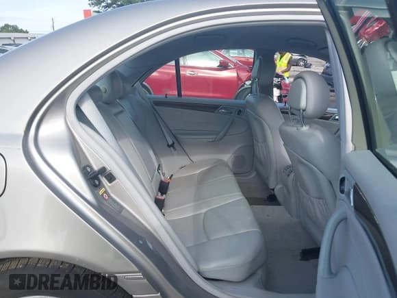 ✅ 2004 Mercedes-Benz C 240 • VIN: WDBRF61J94A563417 • Lot: 42622635. Wystawiony na IAAI z przebiegiem 198 000 mil. Bezpłatny archiwum sprzedaży aukcyjnych z USA i szczegółowy raport historii pojazdu na DreamBid. Zdjęcie 8.