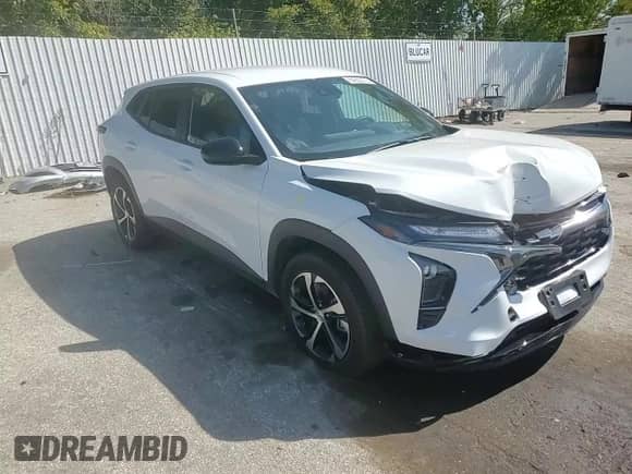 2025 Chevrolet Trax 1RS с VIN KL77LGEP9SC156914, выставлен на аукционе Copart как лот 84253015 с пробегом 6 925 миль миль и Списание • Salvage title. История ставок и продаж доступна на DreamBid. Изображение 14.