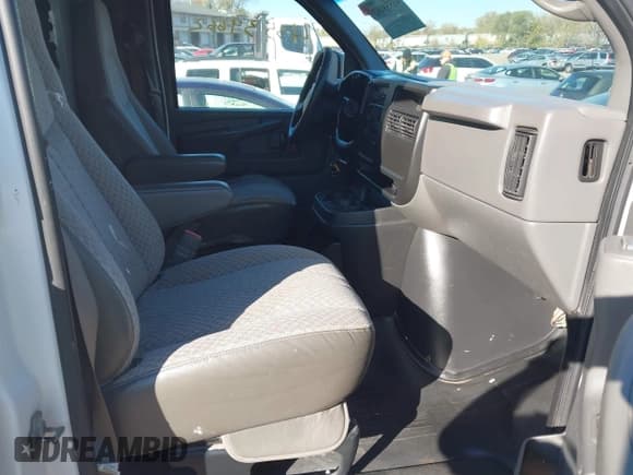 ✅ 2005 Chevrolet Express Cargo • VIN: 1GCHG35V751170247 • Lot: 43539662. Listed on IAAI with 259,133 mi. Free auction sales archive from the USA and detailed vehicle history report at DreamBid. Image 5.