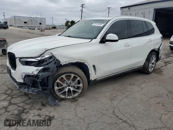 ✅ 2021 BMW X5 xDrive40i • VIN: 5UXCR6C04M9E53560 • Лот: 89476545. Опубликован ранее на Copart с пробегом 42 693 миль. Бесплатный доступ к архиву аукционных продаж из США и подробный отчёт об истории автомобиля на DreamBid. Изображение 1.