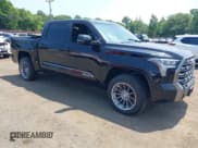 ✅ 2025 Toyota Tundra Platinum • VIN: 5TFNA5DB5SX245849 • Lot: 42815654. Wystawiony na IAAI z przebiegiem 4 613 mil. Bezpłatny archiwum sprzedaży aukcyjnych z USA i szczegółowy raport historii pojazdu na DreamBid. Zdjęcie 1.