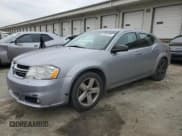 ✅ 2013 Dodge Avenger SE • VIN: 1C3CDZAB0DN626652 • Lot: 82662494. Wystawiony na Copart z przebiegiem 156 302 mil. Bezpłatny archiwum sprzedaży aukcyjnych z USA i szczegółowy raport historii pojazdu na DreamBid. Zdjęcie 1.