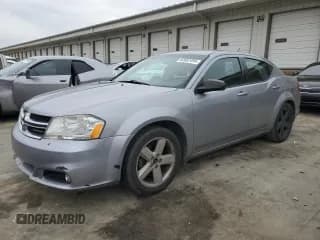 ✅ 2013 Dodge Avenger SE • VIN: 1C3CDZAB0DN626652 • Lot: 82662494. Wystawiony na Copart z przebiegiem 156 302 mil. Bezpłatny archiwum sprzedaży aukcyjnych z USA i szczegółowy raport historii pojazdu na DreamBid. Zdjęcie 1.