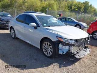 ✅ 2022 Toyota Camry LE • VIN: 4T1R11BK7NU052911 • Lot: 43304895. Wystawiony na IAAI z przebiegiem 42 147 mil. Bezpłatny archiwum sprzedaży aukcyjnych z USA i szczegółowy raport historii pojazdu na DreamBid. Zdjęcie 1.