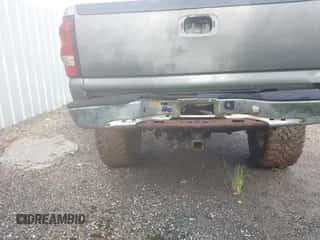 2006 Chevrolet Silverado 2500HD LT3 z VIN 1GCHK23D16F150339, wystawiony jako IAAI lot #42880312 z przebiegiem 242 722 mil mil oraz . Historia ofert i sprzedaży dostępna na DreamBid. Obrazek 6.