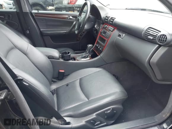 ✅ 2004 Mercedes-Benz C 240 • VIN: WDBRF81J74F451536 • Lot: 41954471. Listed on IAAI with 104,629 mi. Free auction sales archive from the USA and detailed vehicle history report at DreamBid. Image 5.