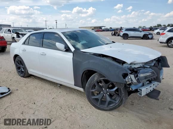 ✅ 2022 Chrysler 300 S • VIN: 2C3CCABG6NH116007 • Lot: 81128665. Wystawiony na Copart z przebiegiem Nie podano. Bezpłatny archiwum sprzedaży aukcyjnych z USA i szczegółowy raport historii pojazdu na DreamBid. Zdjęcie 4.
