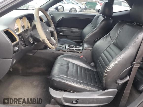 ✅ 2010 Dodge Challenger SE • VIN: 2B3CJ4DV7AH282143 • Lot: 78176844. Wystawiony na Copart z przebiegiem Nie podano. Bezpłatny archiwum sprzedaży aukcyjnych z USA i szczegółowy raport historii pojazdu na DreamBid. Zdjęcie 7.