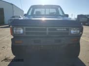 ✅ 1987 Toyota Pickup • VIN: JT4RN63B5H0115844 • Lot: 82596275. Wystawiony na Copart z przebiegiem 219 924 mil. Bezpłatny archiwum sprzedaży aukcyjnych z USA i szczegółowy raport historii pojazdu na DreamBid. Zdjęcie 5.