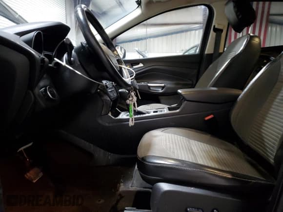 ✅ 2018 Ford Escape SE • VIN: 1FMCU9GD5JUD35033 • Lot: 92386285. Wystawiony na Copart z przebiegiem 106 445 mil. Bezpłatny archiwum sprzedaży aukcyjnych z USA i szczegółowy raport historii pojazdu na DreamBid. Zdjęcie 7.